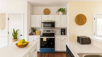 Een koelkast, een magnetron, een oven, een kookplaat