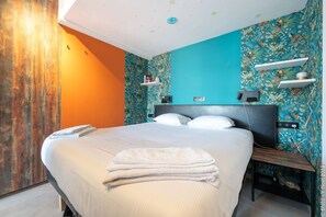 Iron/ironing board, Internet, bed sheets