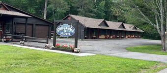 Charming 1-bedroom at Gull Lake Motel in welcoming Lake Shore with AC and WiFi