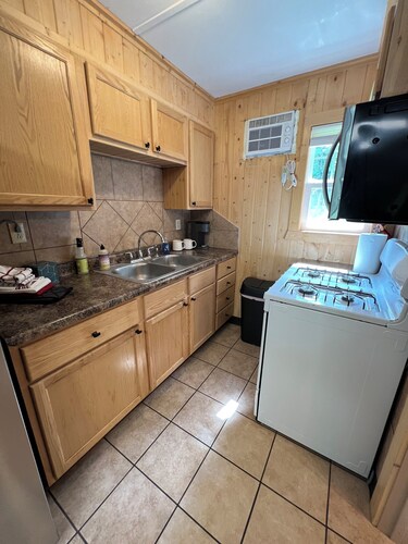 Charming 1-bedroom at Gull Lake Motel in welcoming Lake Shore with AC and WiFi
