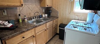 Charming 1-bedroom at Gull Lake Motel in welcoming Lake Shore with AC and WiFi