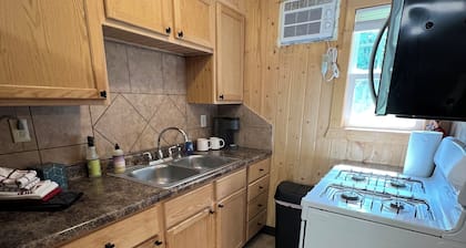 Charming 1-bedroom at Gull Lake Motel in welcoming Lake Shore with AC and WiFi