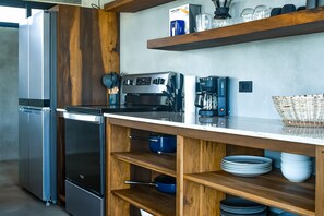 冷蔵庫、電子レンジ、オーブン、コンロ