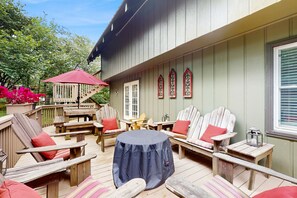Outdoor dining - Cozy 5BR mountain escape with fireplaces, game room & walk-to-slope access (Beech Mountain)