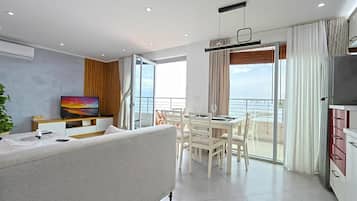 Apartamento, balcón, vistas a la ciudad | Interior
