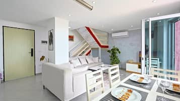 Apartamento, balcón, vistas a la ciudad | Interior