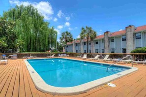Outdoor pool - Terrific 2-bedroom condo with AC in St. Simons Island (St. Simons Island)