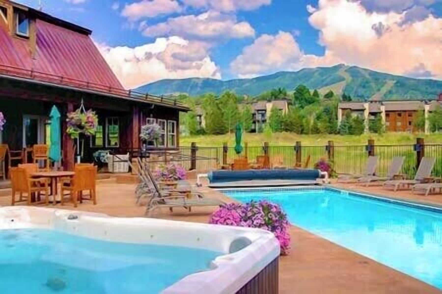 Une piscine avec des chaises longues, un jacuzzi et un espace repas avec des sièges en plein air.