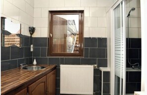 Douche, serviettes fournies, papier toilette