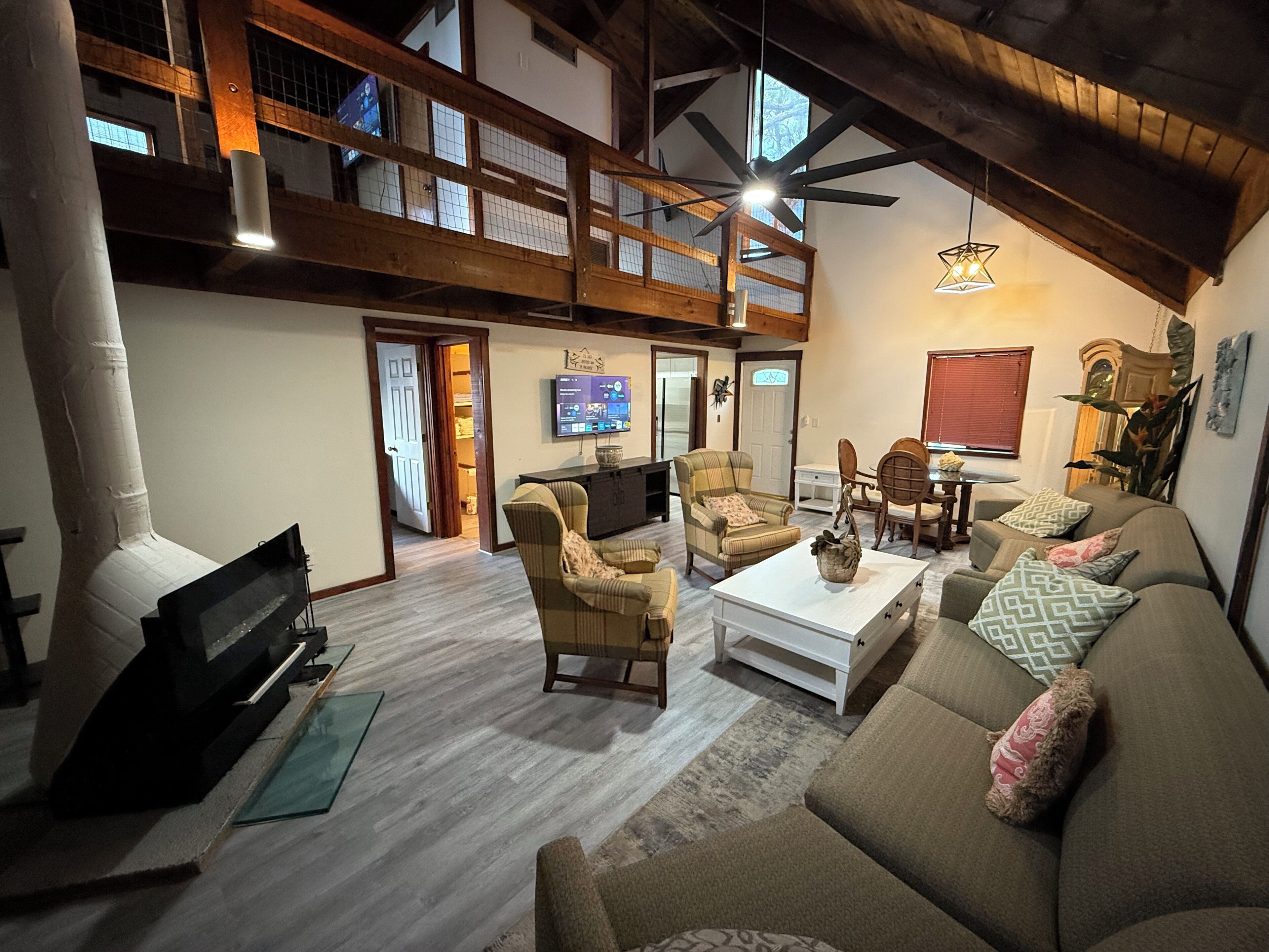 Smart TV, chimenea y libros 