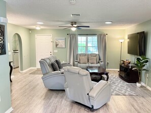 Living area - Rose Bay Getaway (Beverly Hills)