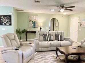 Living area - Rose Bay Getaway (Beverly Hills)