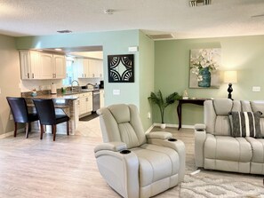 Living area - Rose Bay Getaway (Beverly Hills)