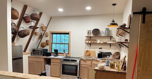 Microondas, horno, placa de cocina