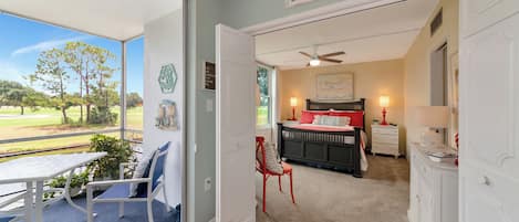 Een strijkplank/strijkijzer, wifi, beddengoed