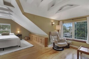 2 bedrooms, Internet, bed sheets - Cozy Craftsman Retreat by Light Rail, Dog Friendly (Seattle)