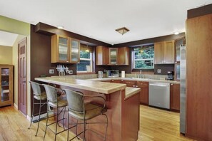 Private kitchen - Cozy Craftsman Retreat by Light Rail, Dog Friendly (Seattle)