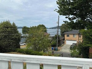 Property grounds - Lake Washington Retreat, Quiet Neighborhood w/View (Seattle)