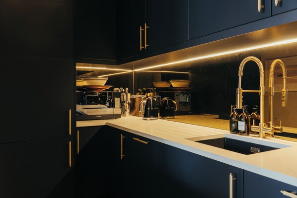 Mikrowelle, Ofen, Herdplatte, Geschirrspüler