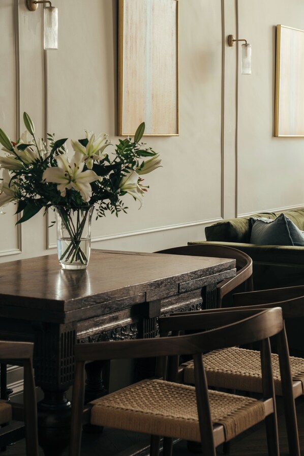 Dining - Welcome to your perfect home base in the heart of the city! (Edinburgh)