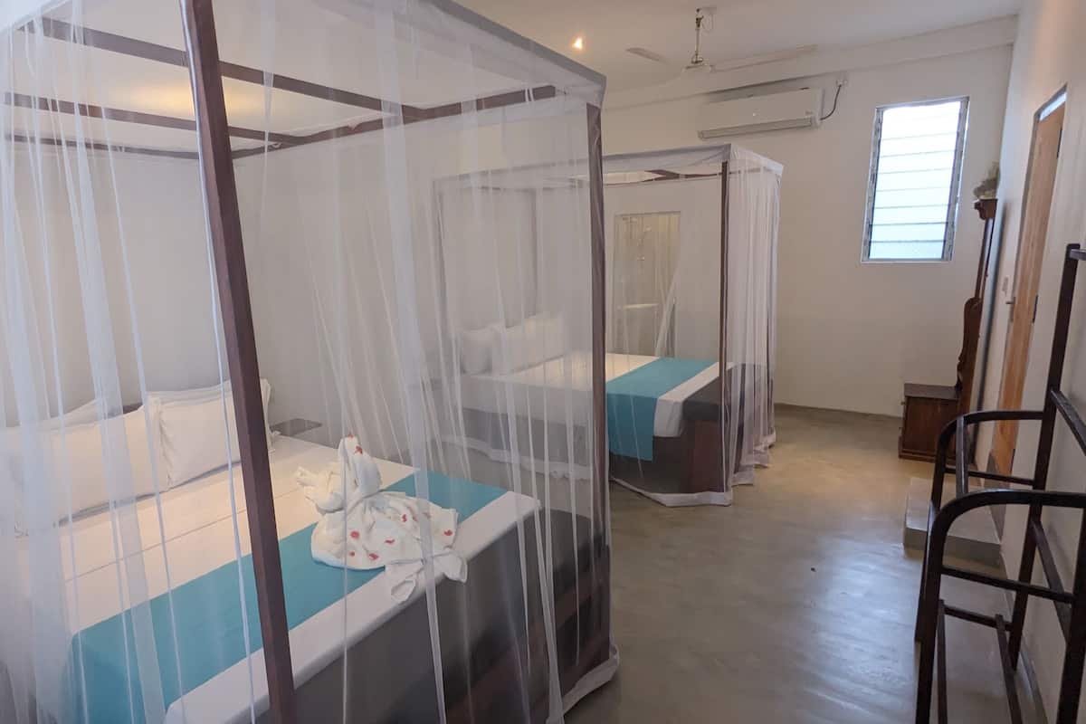 Family Room | Iron/ironing board, free WiFi