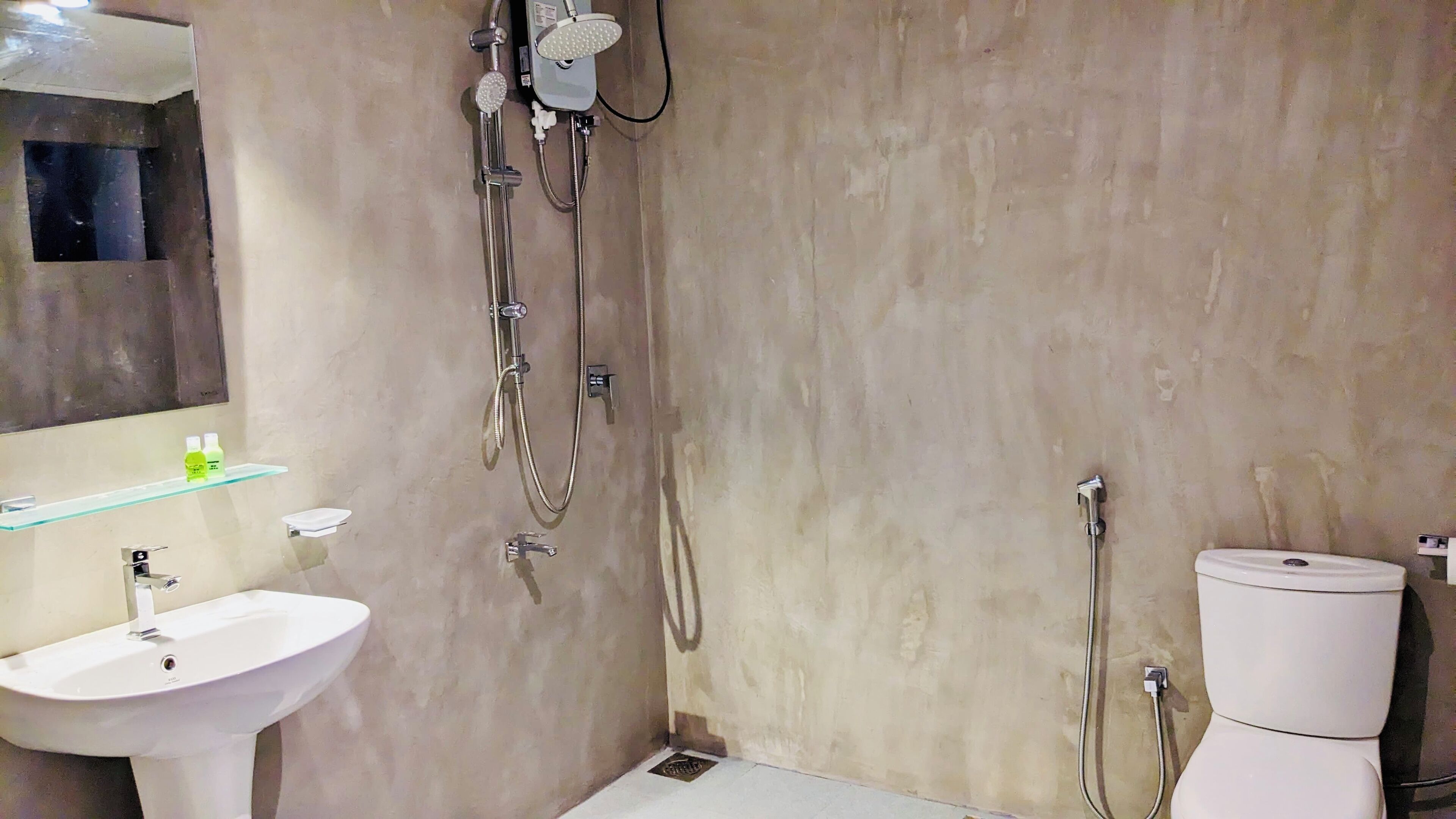 Driepersoonskamer, balkon | Badkamer