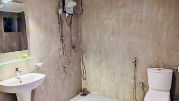 Chambre Triple, balcon | Salle de bain