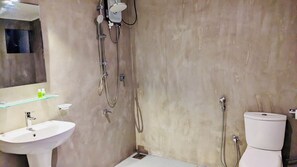 Dreibettzimmer, Balkon | Badezimmer