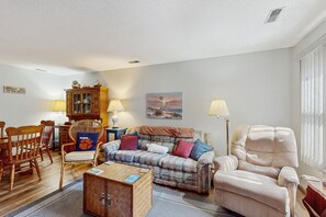 TV - North Myrtle Beach home in close proximity to local attractions (North Myrtle Beach)