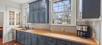 Charming 100-Year-Old 4BR - Perfect for Families & Winthrop Visits