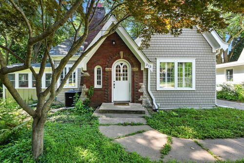 NEW! Charming Manville Heights Cottage Retreat