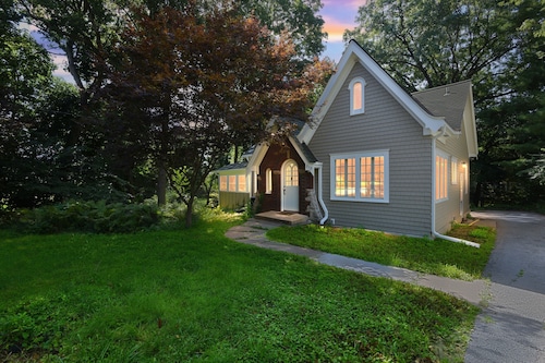 NEW! Charming Manville Heights Cottage Retreat