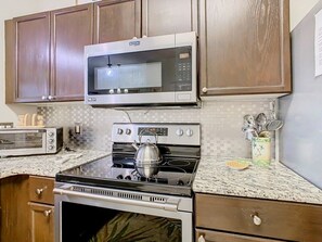 Fridge, microwave, oven, dishwasher - NEW! Themed 3-Bedroom Townhome w/Private Pool Near Disney - Windsor Palms (Kissimmee)