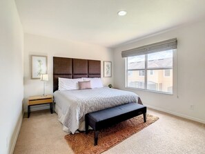 4 bedrooms, iron/ironing board, WiFi, bed sheets - NEW! Beautiful 4BR Townhome in Regal Oaks w/ Hot Tub & Pool Near Disney (Kissimmee)