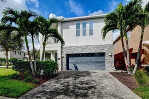 Exterior - NEW! Elegant 8BR Retreat w/ Private Pool, Spa & Family-Friendly Comfort (Kissimmee)