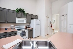 Fridge, microwave, oven, dishwasher - NEW! Private Pool Villa Near Disney with Golf, Patio & Resort Amenities (Davenport)