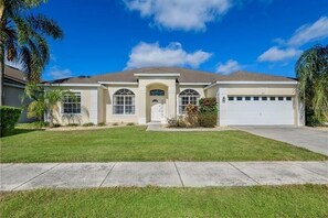 Exterior - NEW! Private Pool Villa Near Disney with Golf, Patio & Resort Amenities (Davenport)