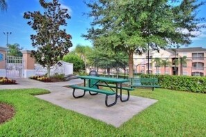 Outdoor dining - NEW! Stylish Resort Condo w/ Amenities | 10 Min to Disney Parks (Kissimmee)