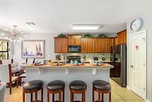 Kylskåp, mikrovågsugn, ugn och diskmaskin