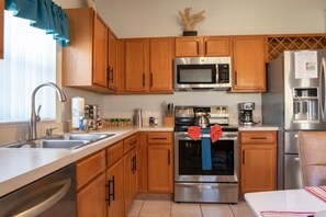 Fridge, microwave, oven, dishwasher - NEW! Super Mario Hideaway - Pool, Spa, Game Room Fun! (Davenport)