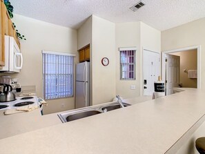 ثلاجة، ميكروويف، فرن، غسالة أطباق