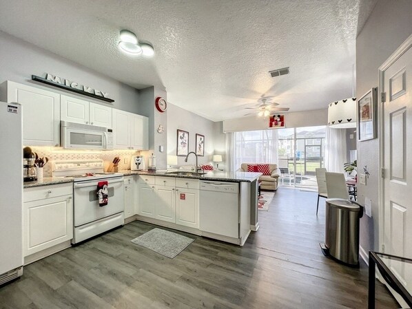 Fridge, microwave, oven, dishwasher - NEW! Beautiful 3BR Townhome w/Private Pool Near Disney in Windsor Palms Resort (Kissimmee)