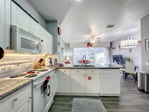 Jääkaappi, mikroaaltouuni, uuni, astianpesukone