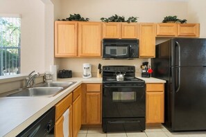 Kühlschrank, Mikrowelle, Ofen, Geschirrspüler