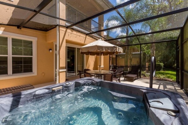 Terrace/patio - Regal Oaks Retreat: Pool, Hot Tub & Near Disney (Kissimmee)