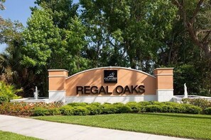 Property grounds - Regal Oaks Retreat: Pool, Hot Tub & Near Disney (Kissimmee)