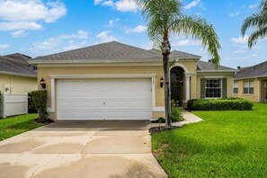 Exterior - NEW! Calabay Comfort - 4BR Pool & Spa Near Disney (Davenport)