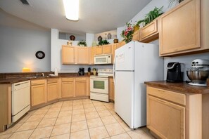Fridge, microwave, oven, dishwasher - NEW! Calabay Comfort - 4BR Pool & Spa Near Disney (Davenport)