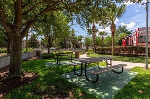 Outdoor dining - NEW! Relaxing 3BR Townhome w/ Private Pool Close to Disney (Kissimmee)