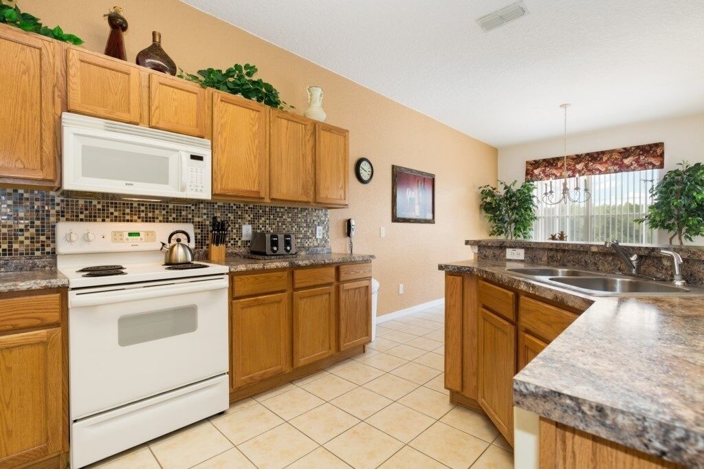 Microwave, oven, dishwasher, coffee/tea maker